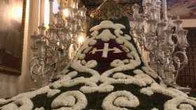 Así es el manto de flores que lucirá este Martes Santo la Virgen de las Penas de Málaga.