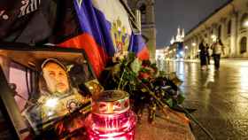 Monumento improvisado en memoria del bloguero militar ruso Vladlen Tatarsky, muerto en la explosión de una cafetería, en Moscú.