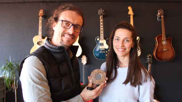 Javier Pascual y Esther Gutiérrez, cofundadores de TIERRA Audio, sujetando uno de sus micrófonos artesanales.