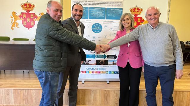 De izquierda a derecha: Luis F. Cantero, alcalde de Antigüedad; Víctor Fernández, director regional de Capital Energy en Castilla y León; María J. de la Fuente, alcaldesa de Baltanás; y Santiago Beltrán, alcalde de Valle de Cerrato.