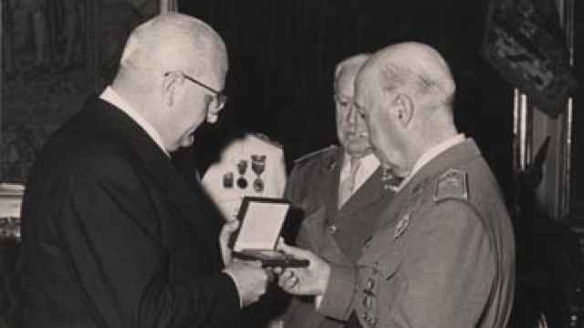 El momento de la entrega de la medalla de Oro a Franco por parte de las autoridades de Alcoy en 1959.