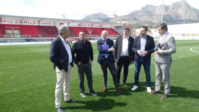 La comitiva ACES Europe junto a Javier Trigo director Centro Estudios Olímpicos La Nucía, Sergio Villalba, concejal Deportes y Bernabé Cano, alcalde de La Nucía.