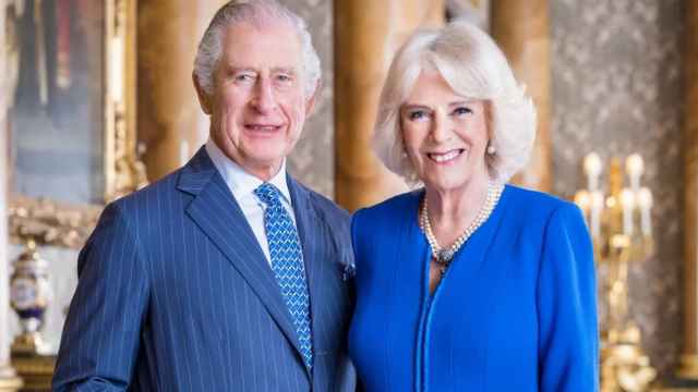 Los reyes de Inglaterra, Carlos III y Camilla, en su nuevo retrato oficial.