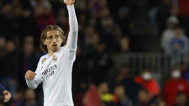 Luka Modric realiza un gesto aprobación tras recibir una orden desde el banquillo.
