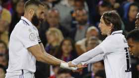 Modric y Benzema celebran el gol del francés.