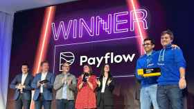 Benoit Menardo, condundador de Payflow, a la derecha, recogiendo el premio de 'startup' ganadora de  4YF4 de este año.