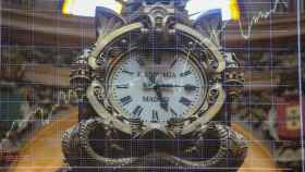 El reloj de la bolsa de 4 esferas, la que ejerce de barómetro está estropeada e indica siempre que el tiempo es variable, en el Palacio de la Bolsa de Madrid.