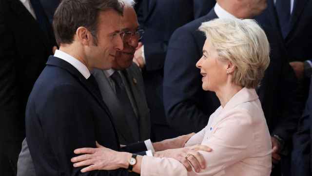 Emmanuel Macron y Ursula von der Leyen se saludan durante una reunión del Consejo Europeo