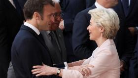 Emmanuel Macron y Ursula von der Leyen se saludan durante una reunión del Consejo Europeo