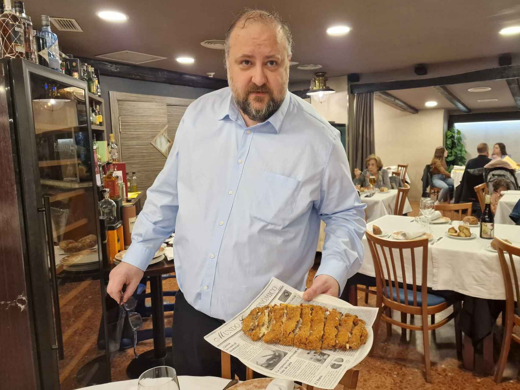 Javier Martín, sujetando un cachopo en su restaurante Mas Torres.