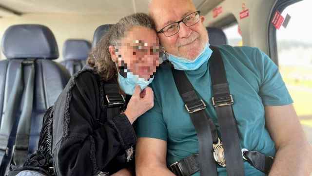 Andrés, con su mujer, en el helicóptero desde para darse una sesión de radioterapia en Algeciras..