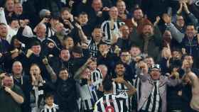Los aficionados del Newcastle celebran un gol fuera de casa.