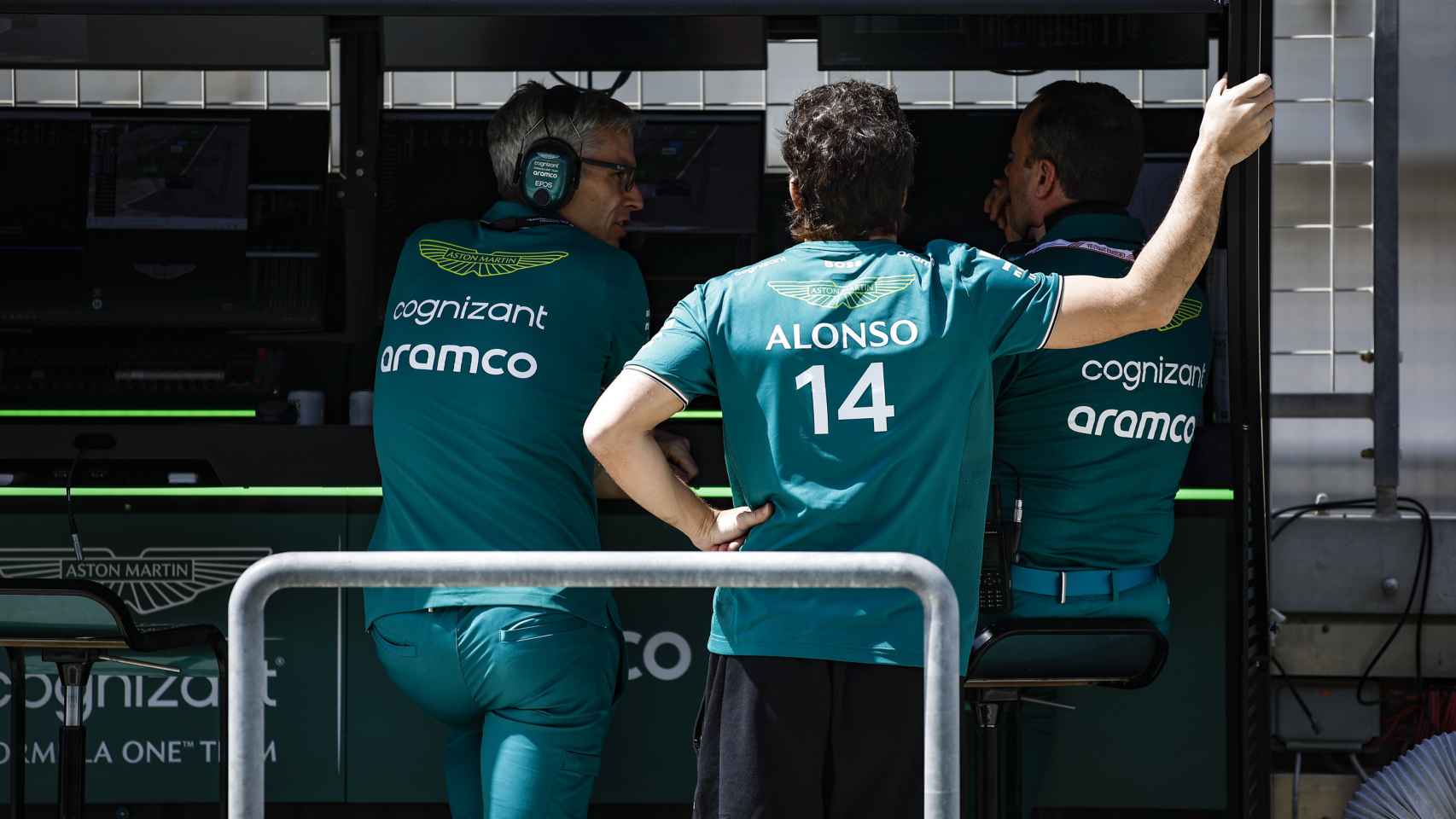 Mike Krack y Dan Fallows junto a Fernando Alonso en el muro de Aston Martin
