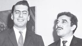 Mario Vargas Llosa y Gabriel García Márquez en la fotografía que ilustra la portada de 'Los genios'