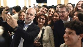 El líder del PP, Alberto Núñez Feijóo, visita a estudiantes españoles en Argentina el pasado mes de noviembre.