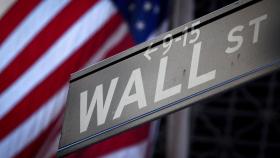 Señal de Wall Street al lado de la Bolsa de Nueva York.