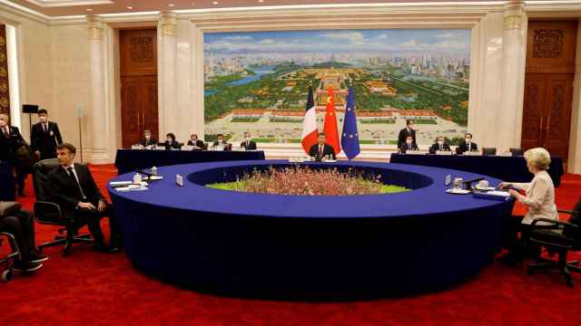 Emmanuel Macron, Xi Jinping y Ursula von der Leyen, durante su reunión de este jueves en Pekín