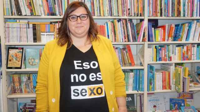 Marina Marroquí posa para EL ESPAÑOL en la librería Ali i Truc de Elche.