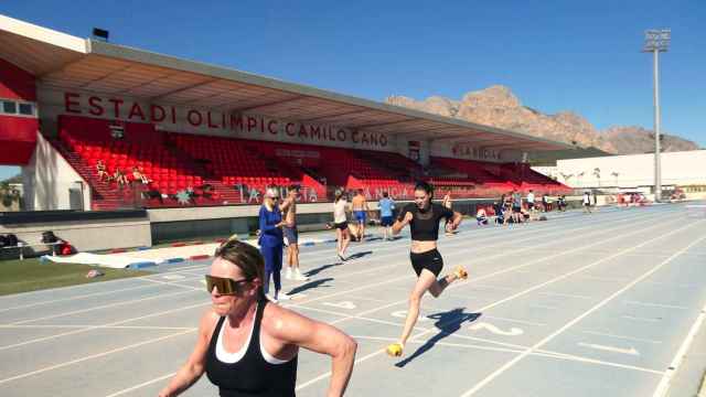 Las atletas internacionales entrenando en las pistas del Camilo Cano.