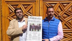 El candidato de XAV a la Alcaldía de Ávila, Jesús Manuel Sánchez Cabrera junto al presidente de la formación Por Ávila, José Ramón Budiño, ante las puertas del palacio de los Águila