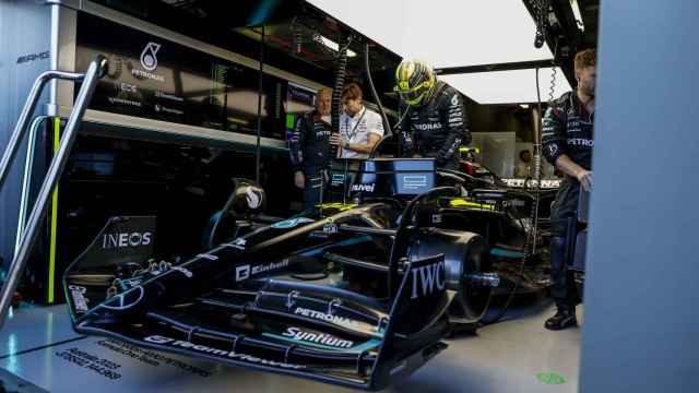 Lewis Hamilton dentro del garaje de Mercedes en Australia