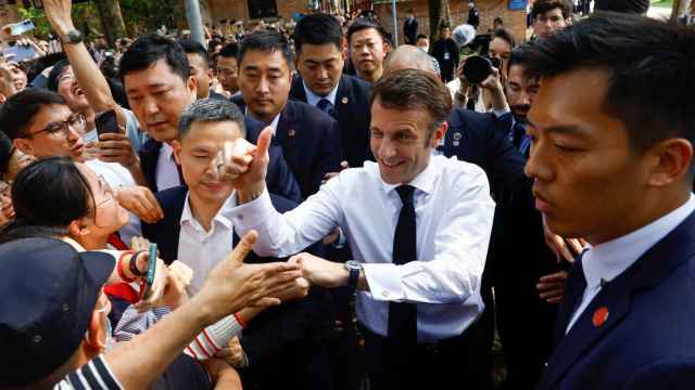 Emmanuel Macron participa en un organizado baño de multitudes en China.