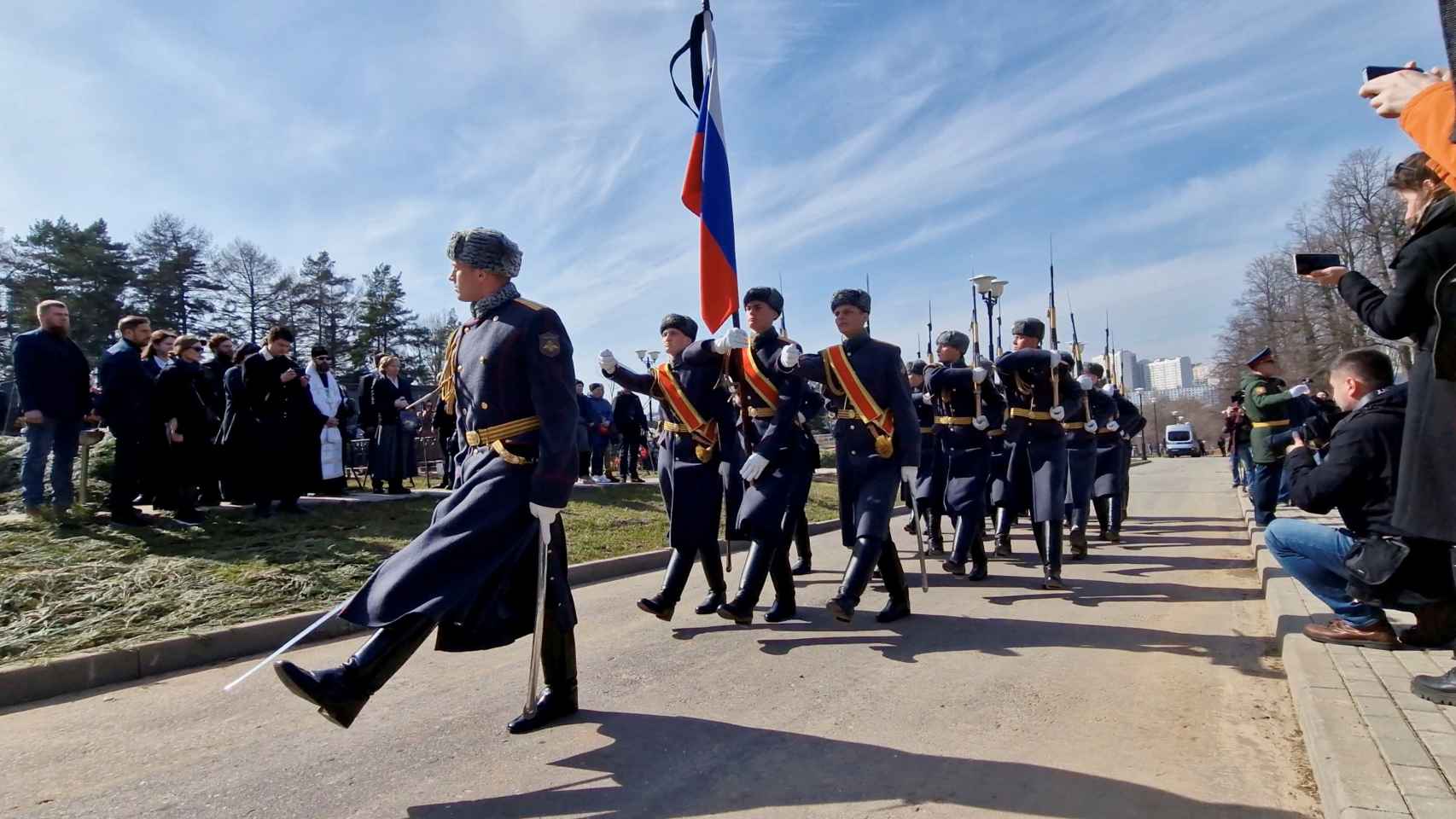 Varios militares marchan en honor al bloguero.