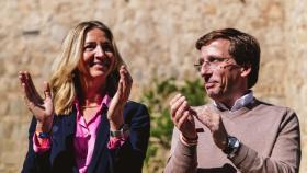 El alcalde de Madrid, José Luis Martínez-Almeida, junto a la candidata del PP a la Alcaldía de Ávila, Alicia García