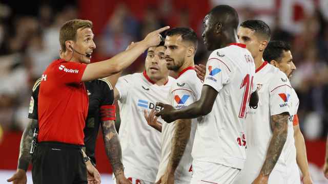 Pizarro Gómez expulsa a Pape Gueye, del Sevilla, durante el partido contra el Celta
