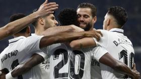Piña de los jugadores del Real Madrid para celebrar un gol esta temporada