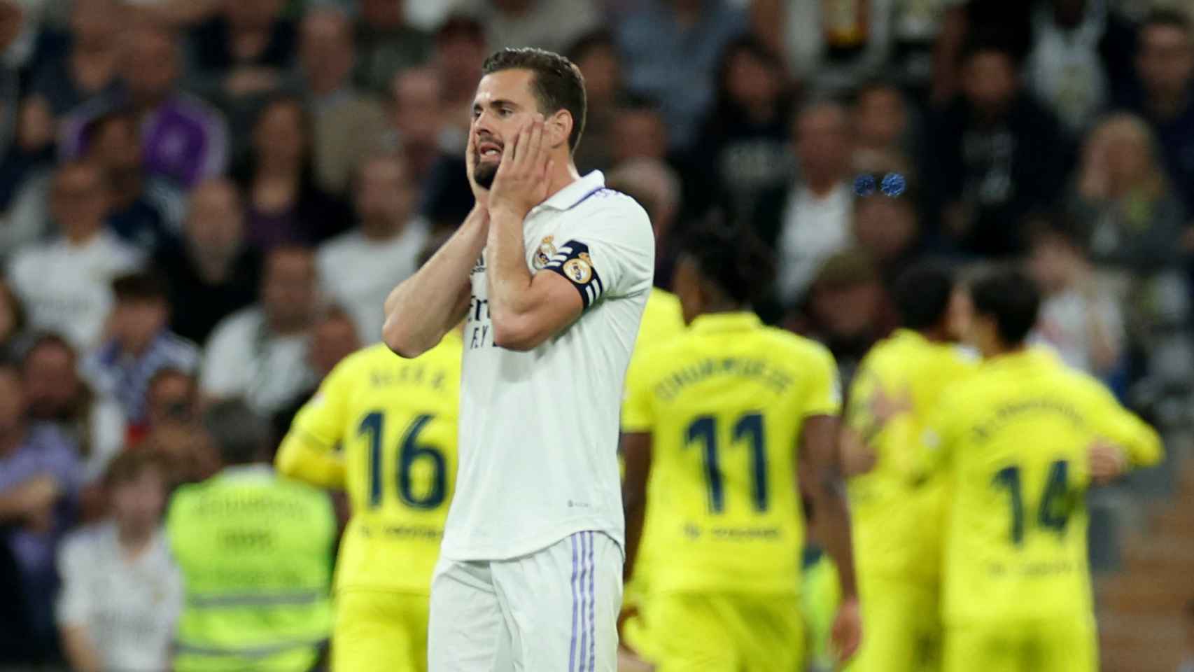 Nacho se lamenta mientras los jugadores del Villarreal celebran un gol