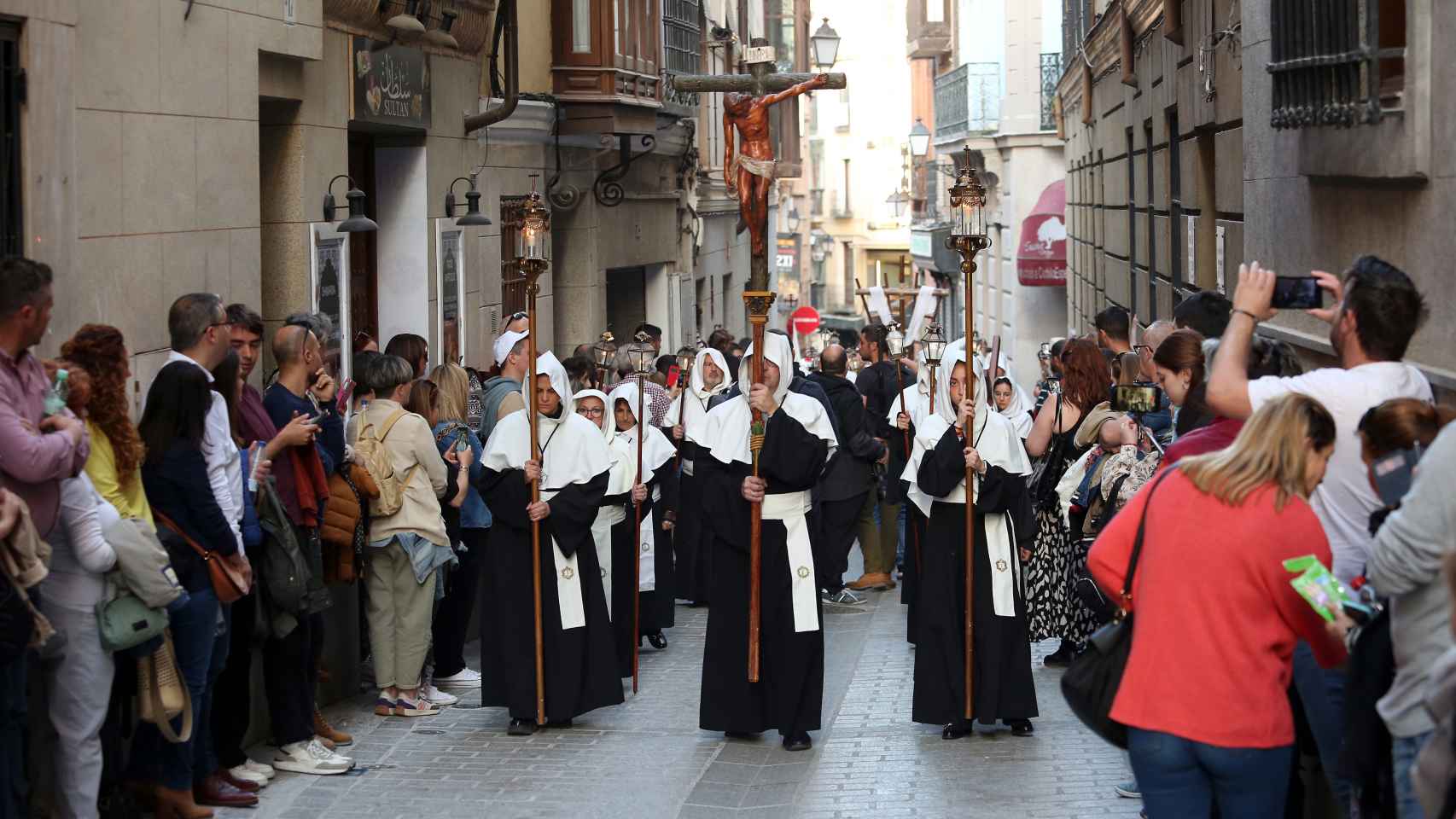 Toledo vive un Viernes Santo multitudinario: las mejores fotografías de la jornada