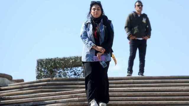 Una mujer iraní sin velo pasea por un parque de Teherán (Irán).