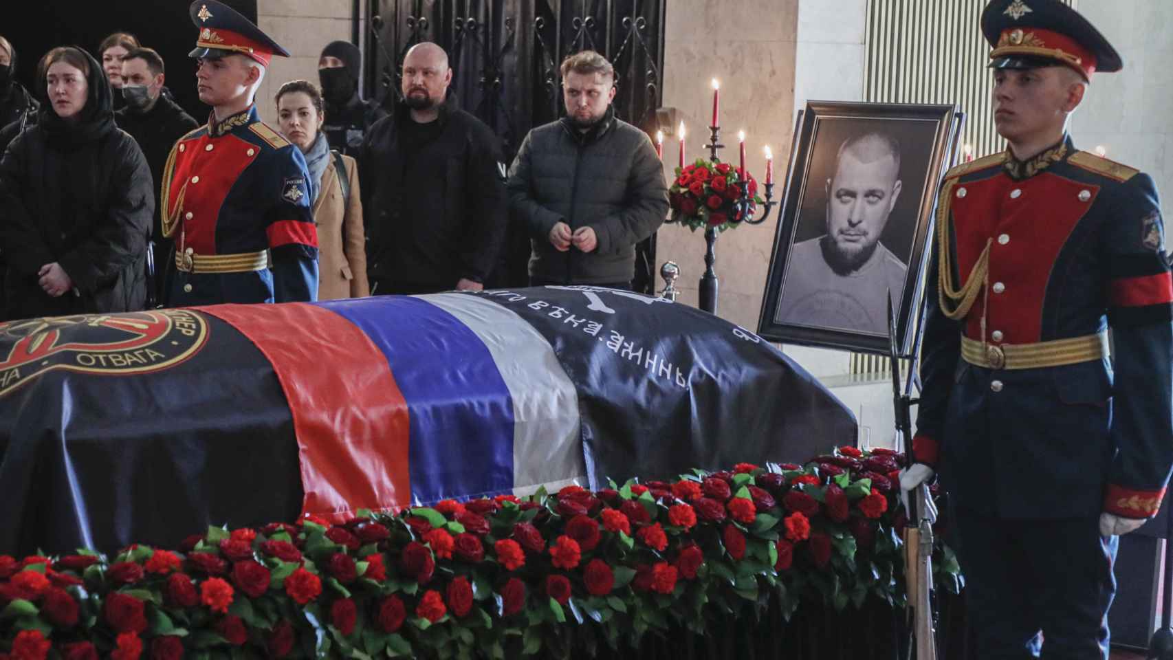 Cientos de personas, incluido el líder del Grupo Wagner y militares de honor, acuden al funeral de Vladlen Tatarsky.