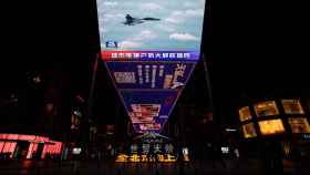 Una pantalla gigante en Pekín retransmite las maniobras militares del Ejército chino en el estrecho de Taiwán.