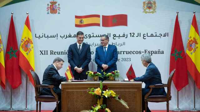 Luis Planas y Pedro Sánchez, durante la firma de acuerdos tras la reunión plenaria de la XII Reunión de Alto Nivel Marruecos-España el pasado mes de febrero