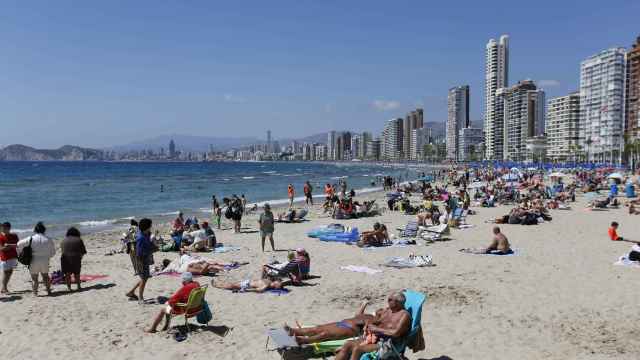 Las altas temperaturas han llenado las playas de la provincia de Alicante, en la imagen la de Benidorm