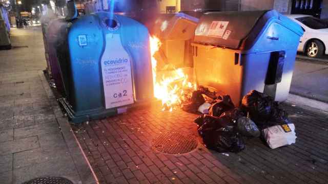 Contenedores quemados durante la huelga de basura en la ciudad