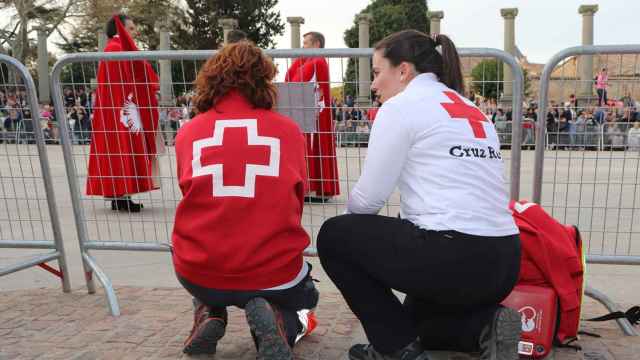 Personal de Cruz Roja durante una de las procesiones en Zamora