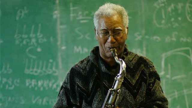 Edward Kidd Jordan tocando el saxofón en Luscher School, Nueva Orleans, en 2008. Foto: Stephen Houser