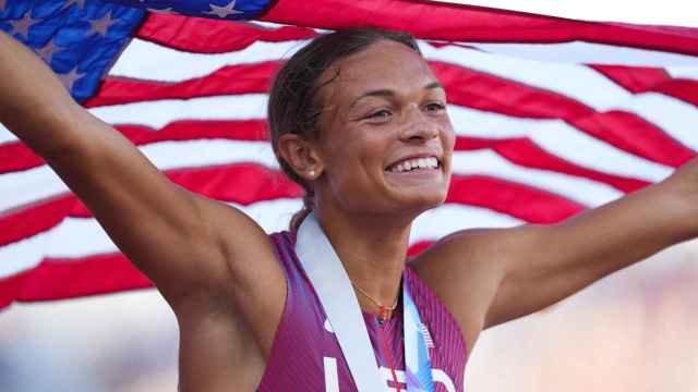 La atleta Anna Hall, celebrando su medalla de bronce en el Mundial de Atletismo de Eugene 2022