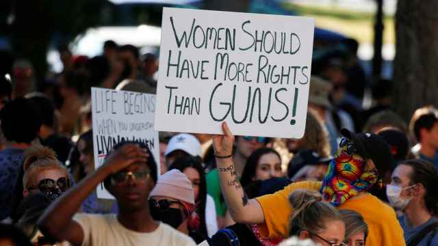 Manifestantes sujetan un cartel que reza 'las mujeres deberían tener más derechos que las armas' durante una protesta por las leyes antiaborto en EEUU.