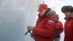 El presidente ruso, Vladímir Putin, visita las cuevas de un glaciar en las islas árticas, en 2017.
