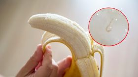 Un plátano y la muestra de un gusano que 'encontró' un tiktoker.