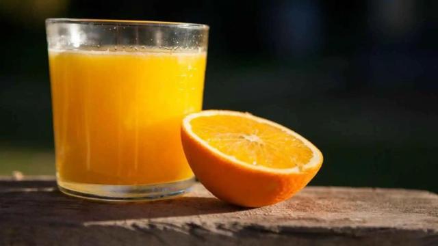 Un vaso de zumo de naranja.