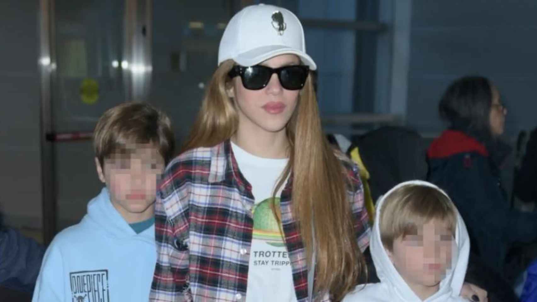 Shakira junto a sus hijos, Milan y Sasha, en el aeropuerto de El Prat, en Barcelona, hace unos meses.