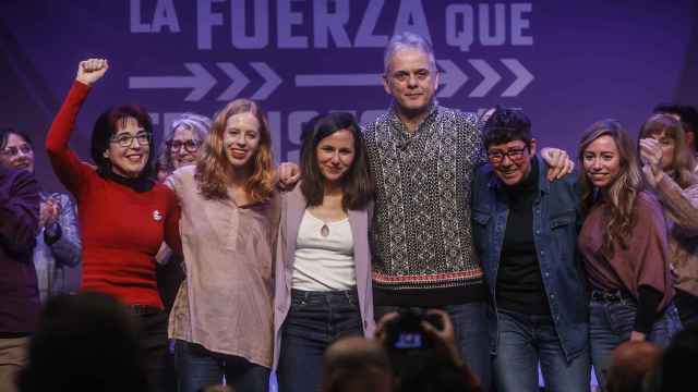 La secretaria de Organización de Podemos, Lilith Verstrynge (2i), junto a la secretaria general, Ione Belarra (3i).