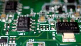 Imagen de chips semiconductores en una placa de circuito impreso.