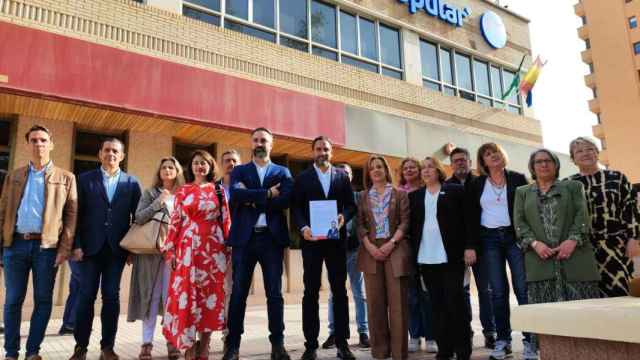 Daniel Pérez, candidato del PSOE a la Alcaldía de Málaga, junto a los integrantes de su candidatura, este lunes en la presentación de la misiva,