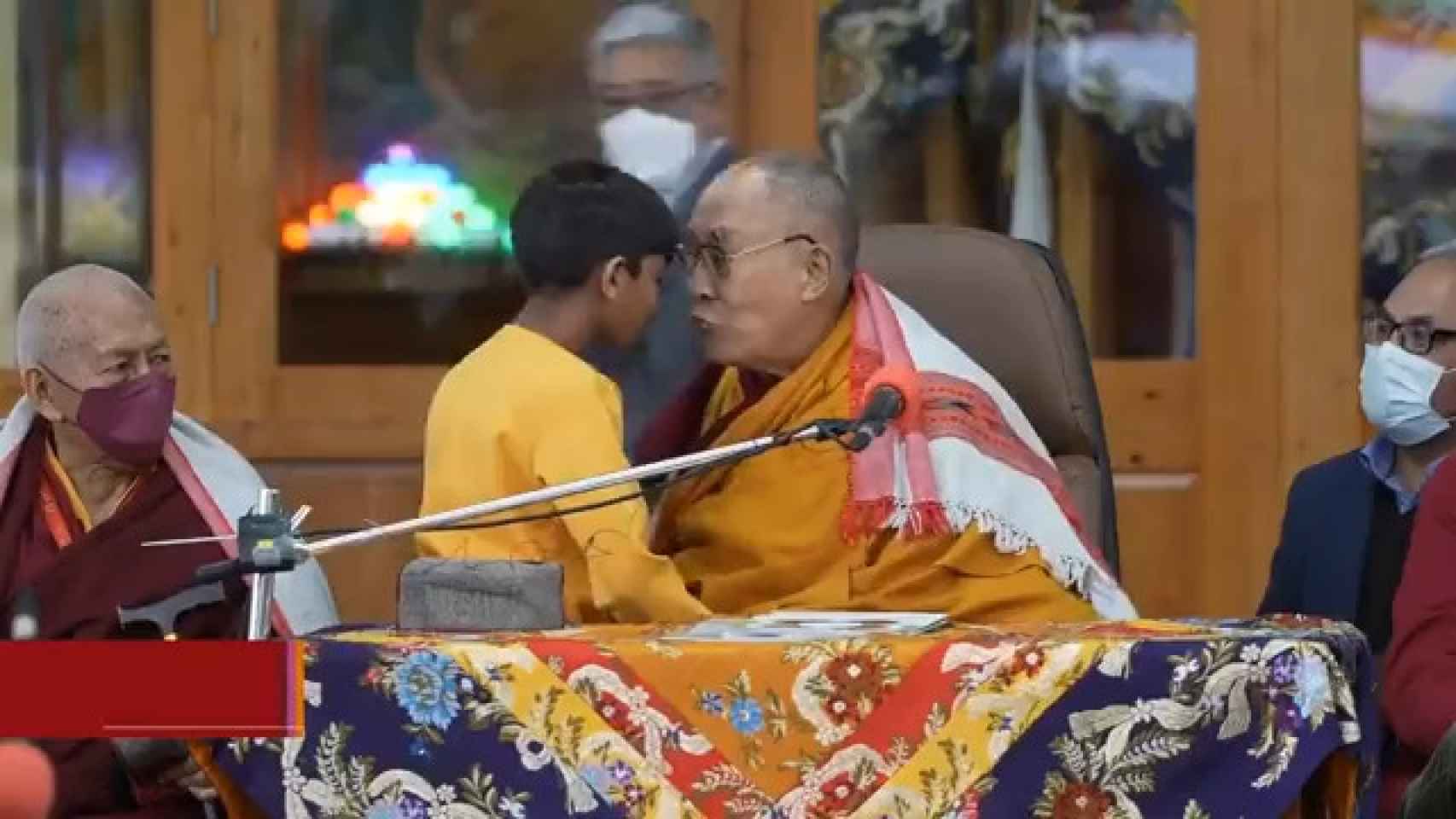 Polémica e indignación: el Dalái Lama besa a un niño y le pide que chupe su lengua
